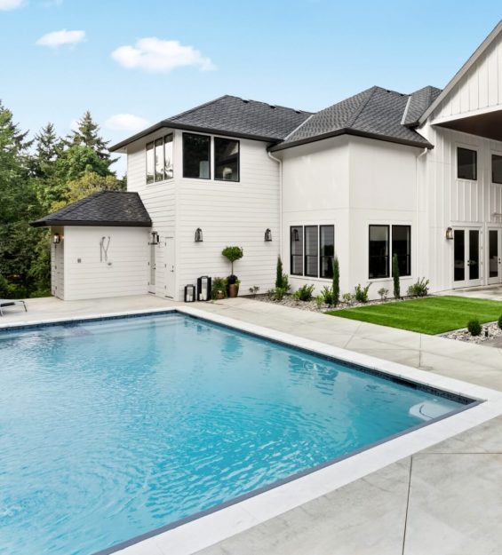 Großer Pool im Hintergrund ein Haus / Villa