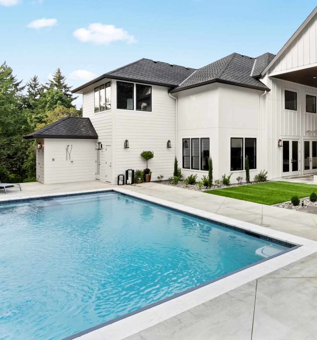 Großer Pool im Hintergrund ein Haus / Villa
