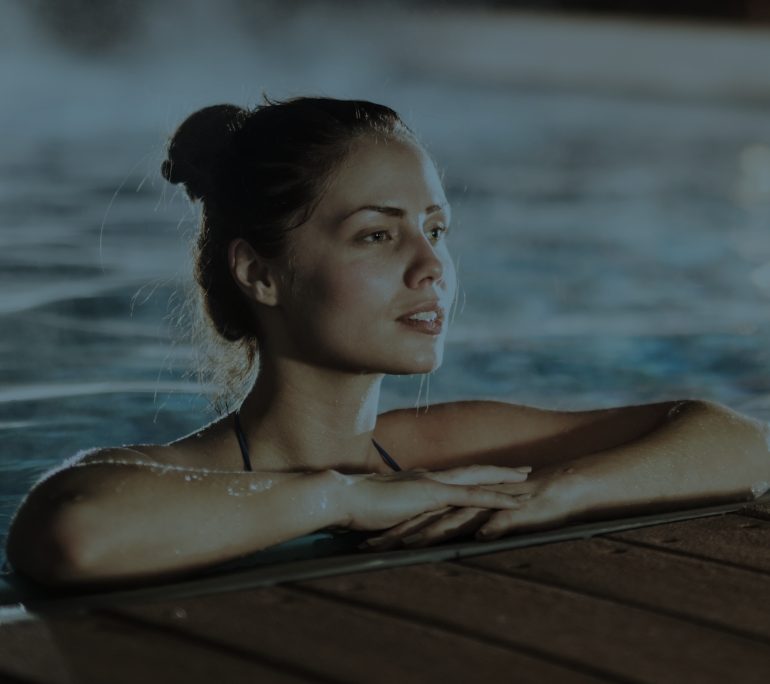 Frau am Pool