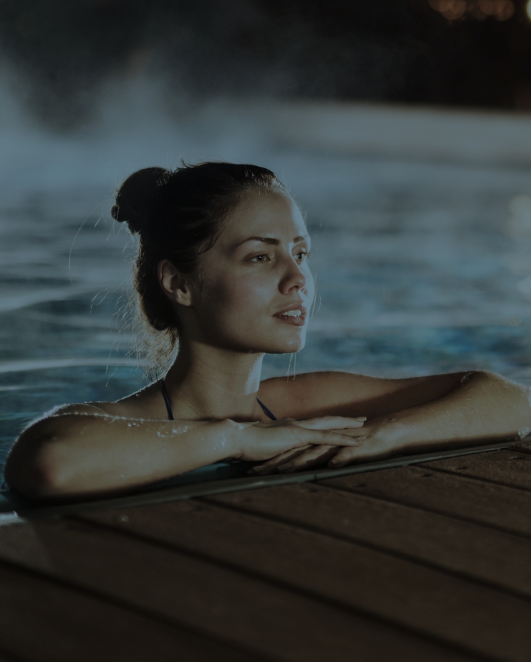 Frau am Pool
