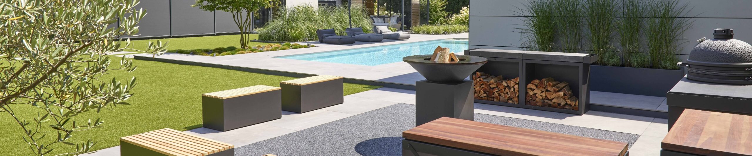 Außenbereich Terasse mit Pool und Sitzmöbel