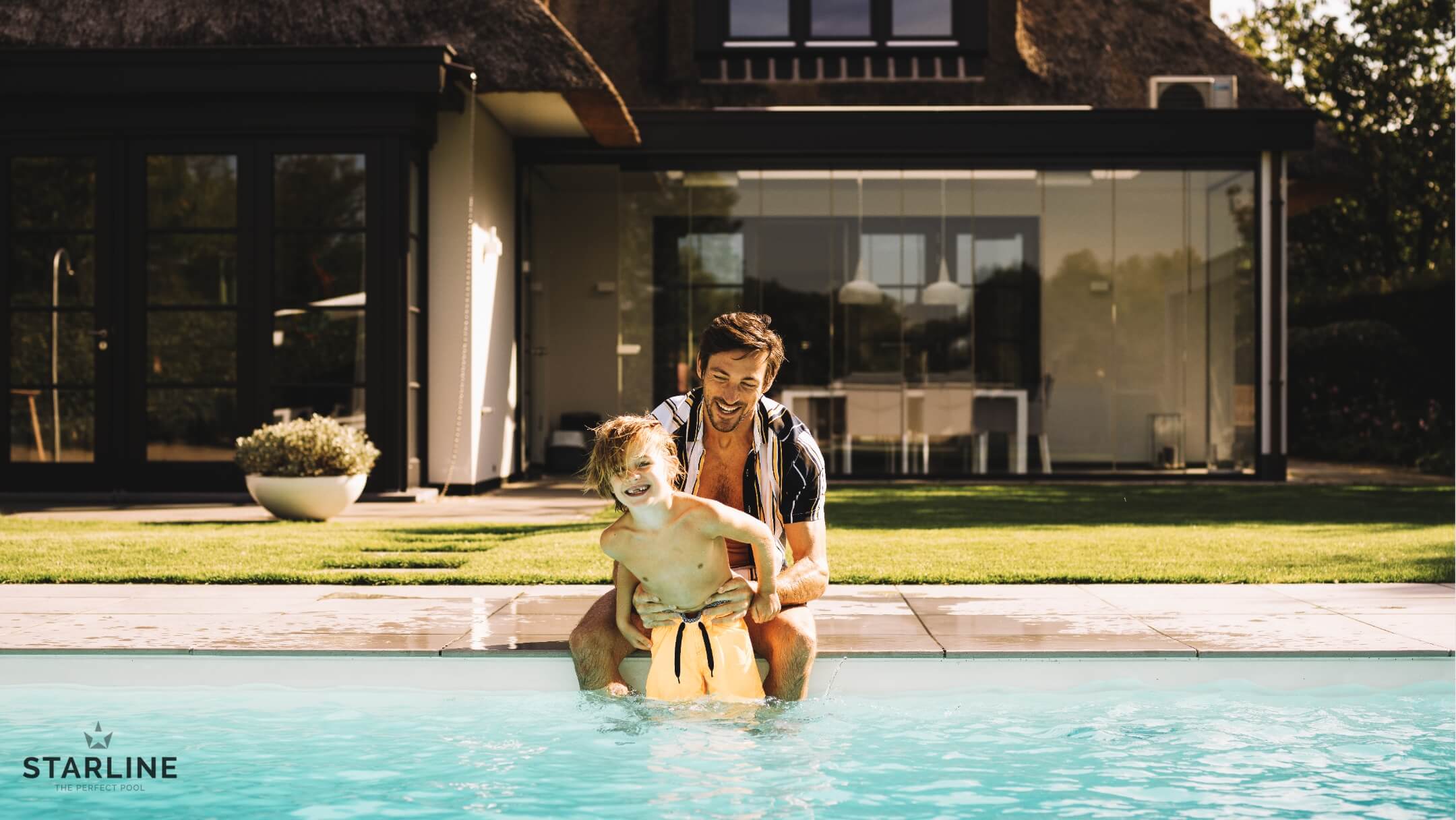Vater mit Sohn am Pool