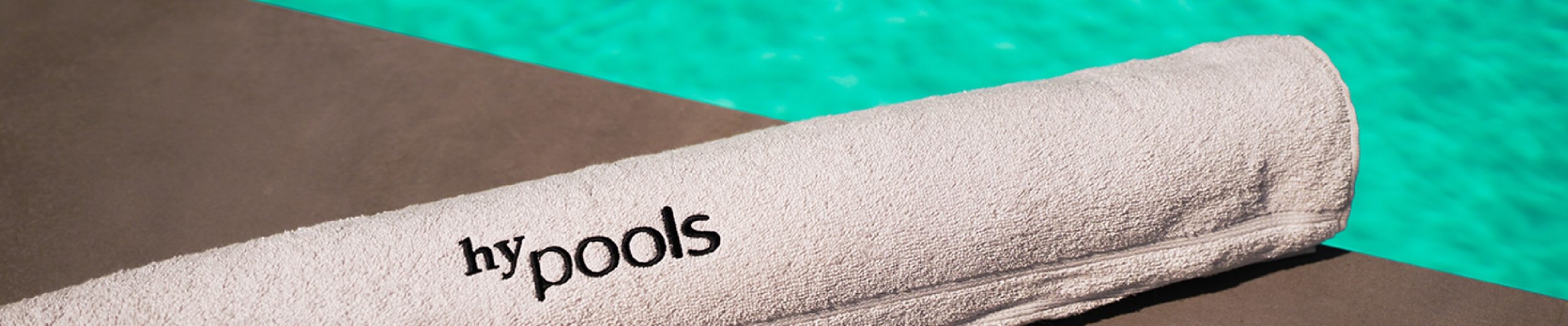 Handtuch am Pool mit Logo HyPools