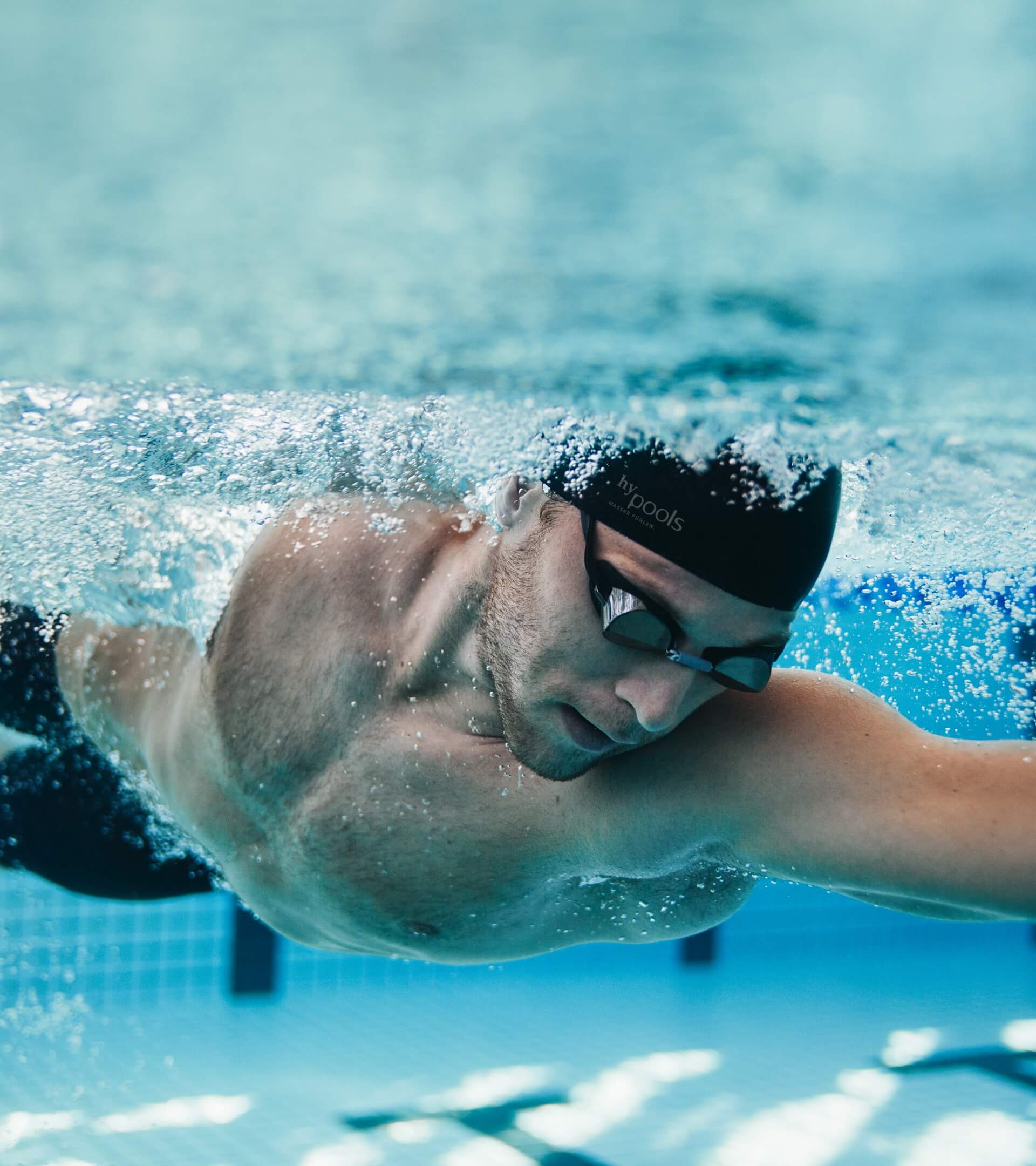 Mann schwimmt im Wasser kraulend
