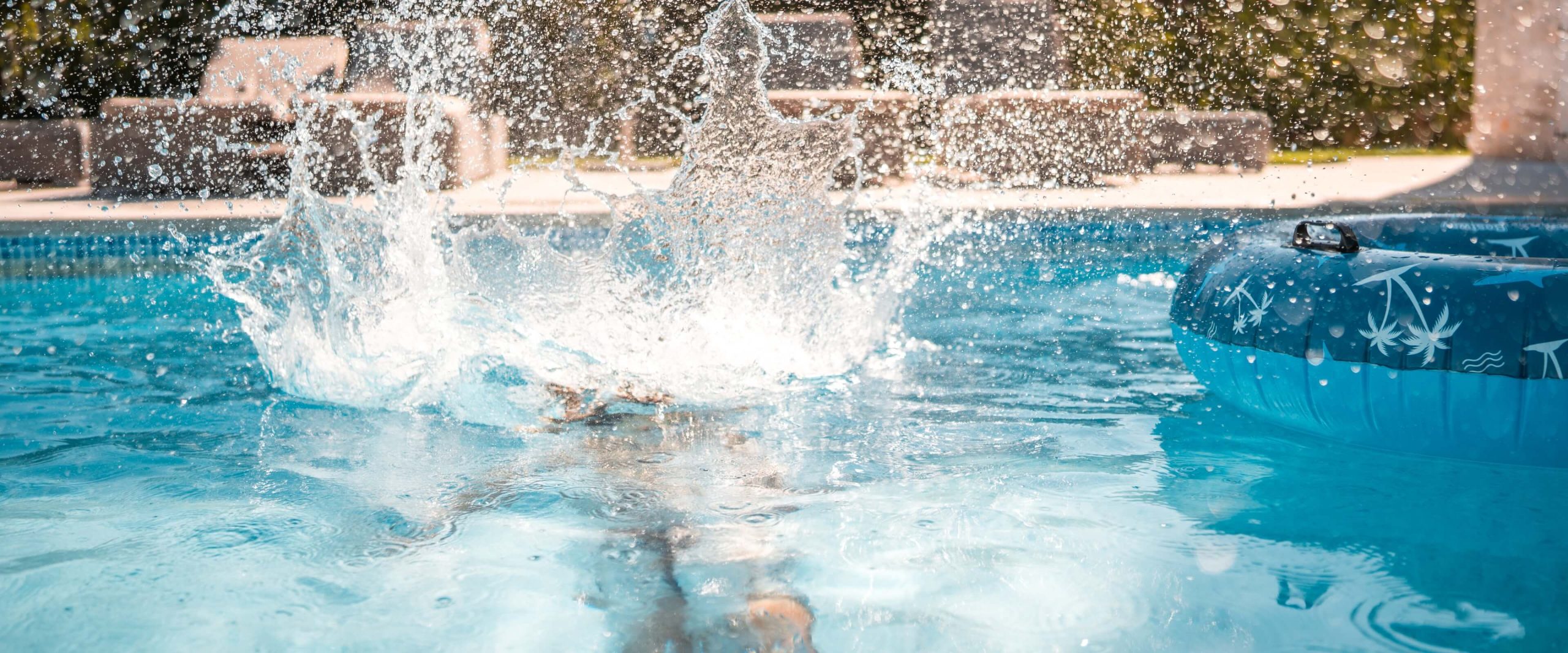 Jemand spring in den Pool , Nahaufnahme