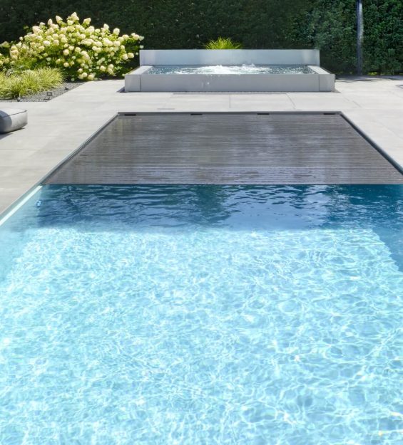 Pool in Frontansicht