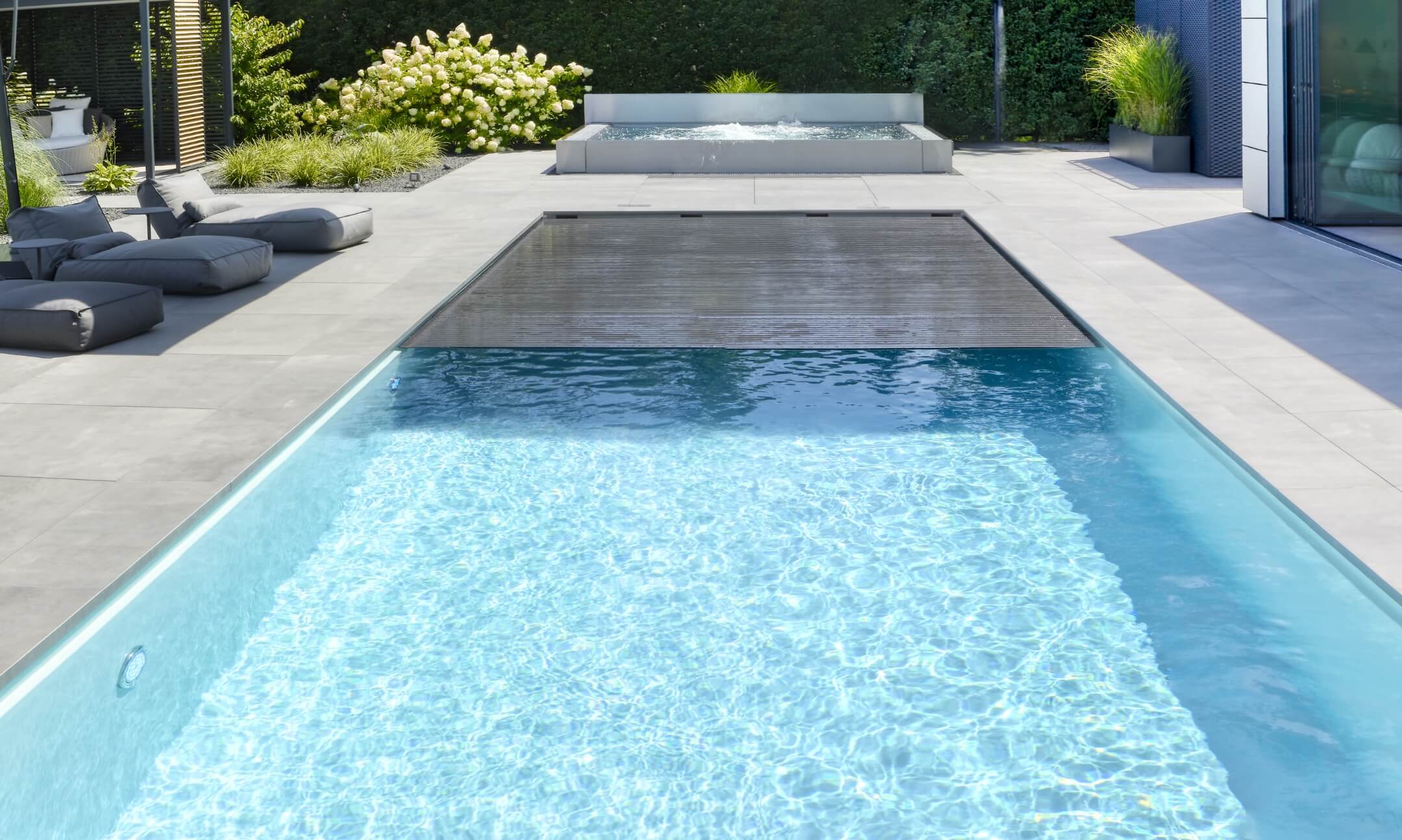 Pool in Frontansicht