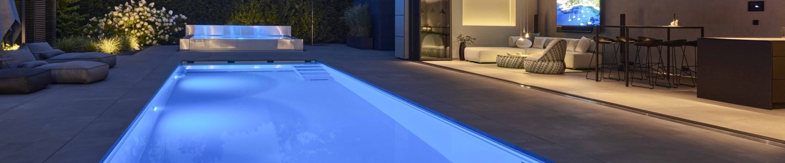 Header Hypool Technik und ZUbehör Pool in Frontansicht vom Fußende aus