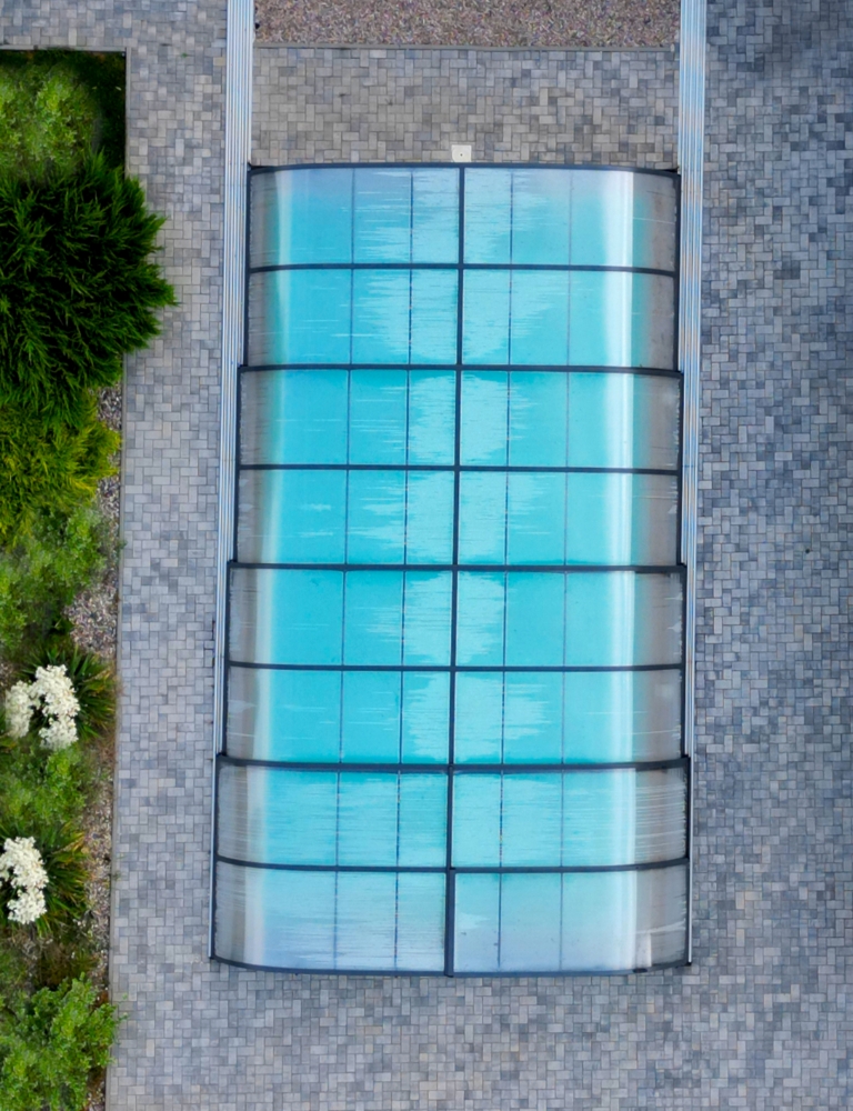 Poolabdeckung, erhöht, dass man darunter den Pool noch nutzen kann