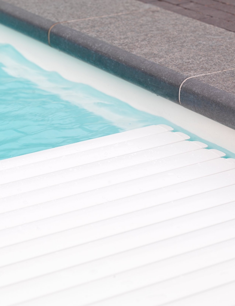 Poolabdeckung , Lamellen liegen auf dem Wasser