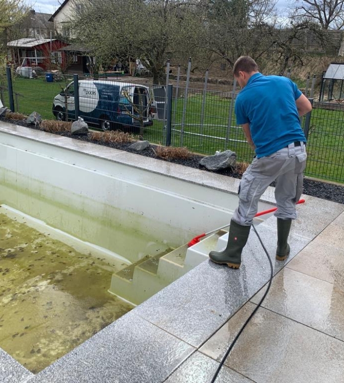 Poolreiniger bei der Arbeit