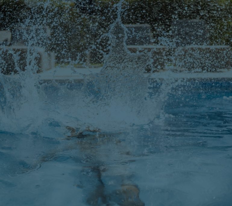 Jemand ist in den Pool gesprungen es spritzt
