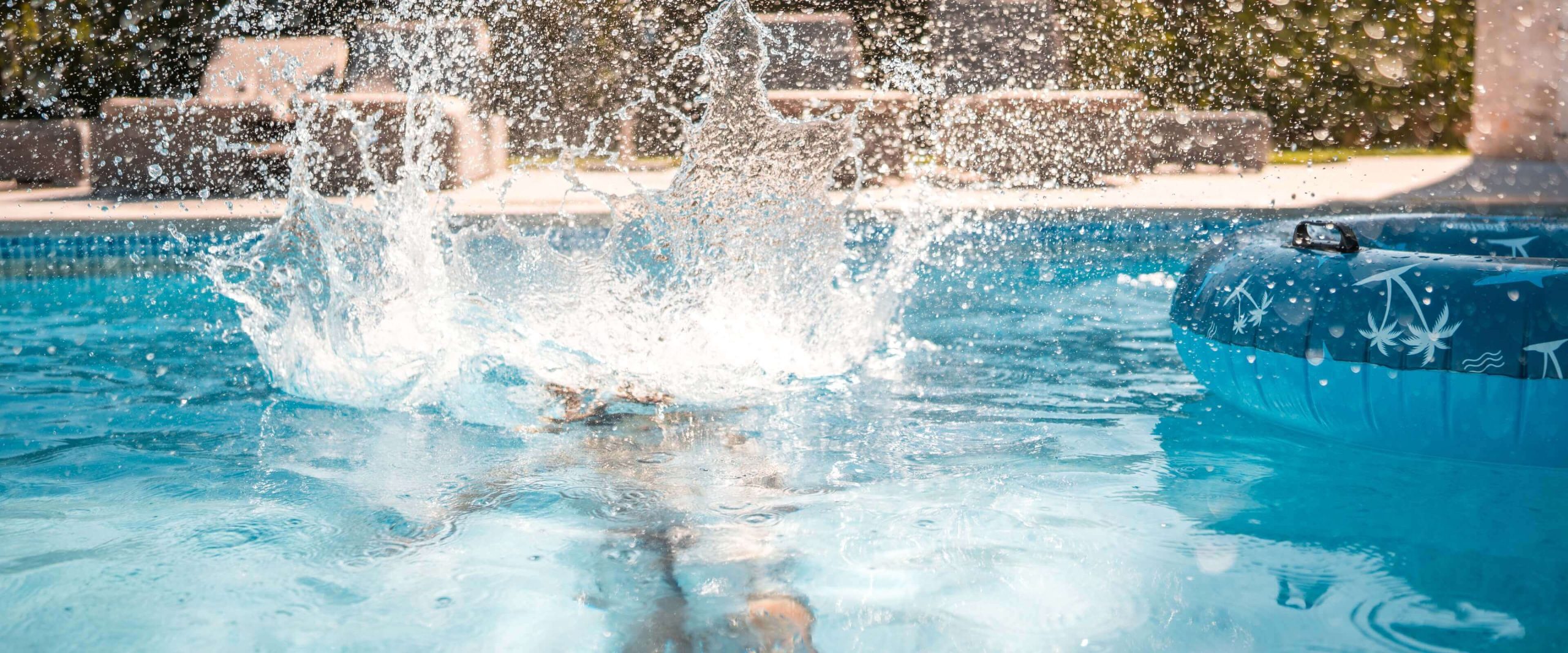 Jemand ist in den Pool gesprungen
