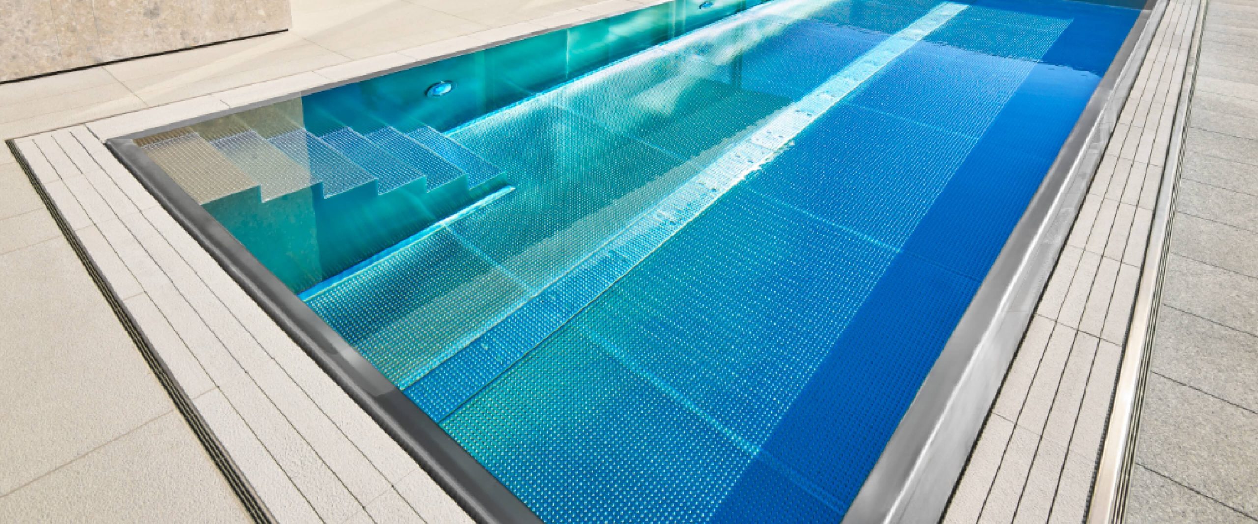Edelstahlpool mit Wasser gefüllt von oben mit Treppe