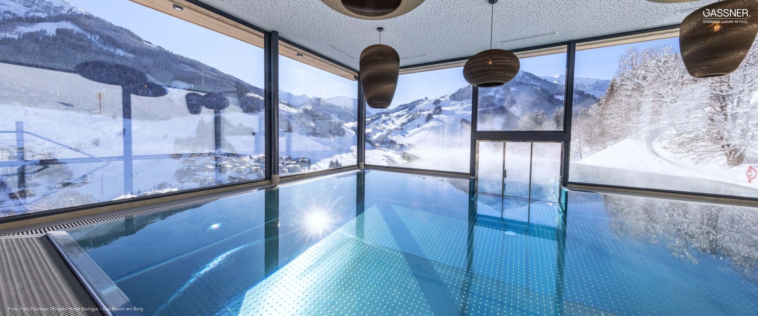 Indoor Pool mit Ausblick über eine verschneite Berglandschaft