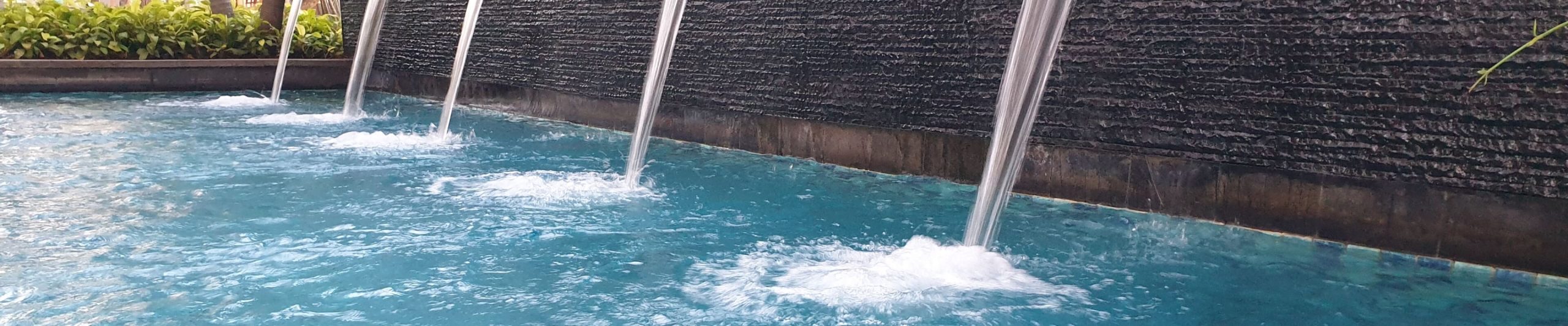 Bild von Schwallduschen die in einen Pool rauschen