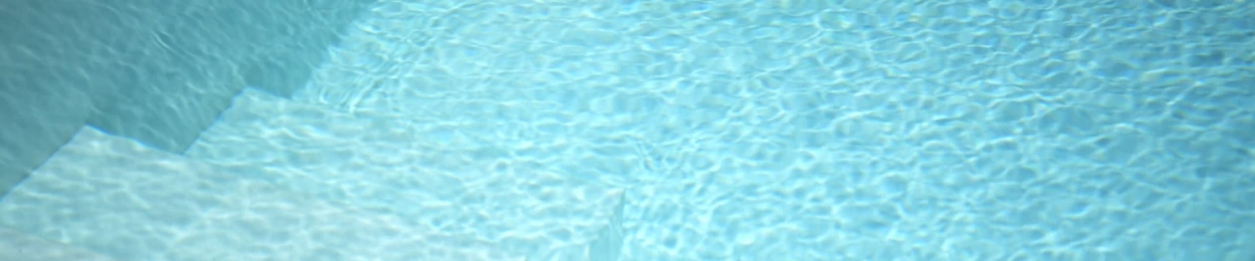 Klares Wasser in einem Pool