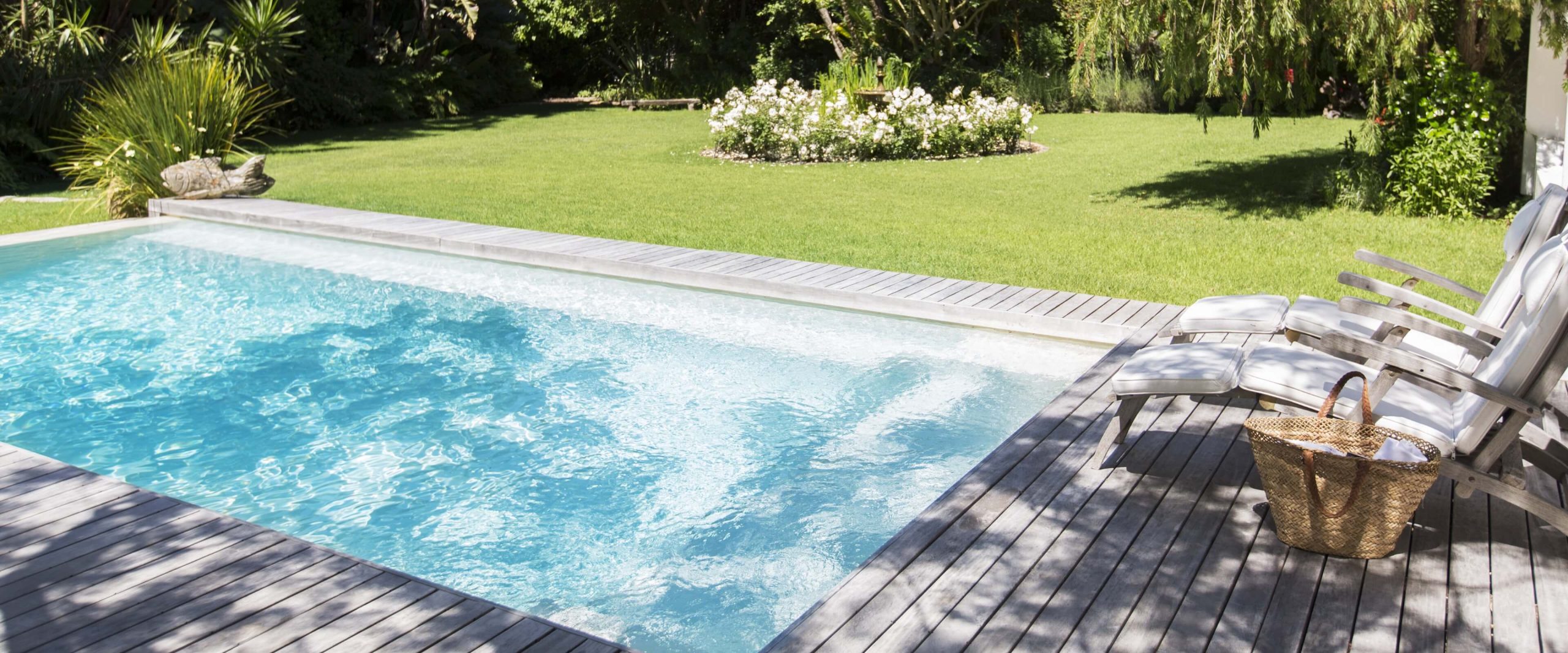 Bild eines GFK Pools mit Grünanlage im Hintergrund