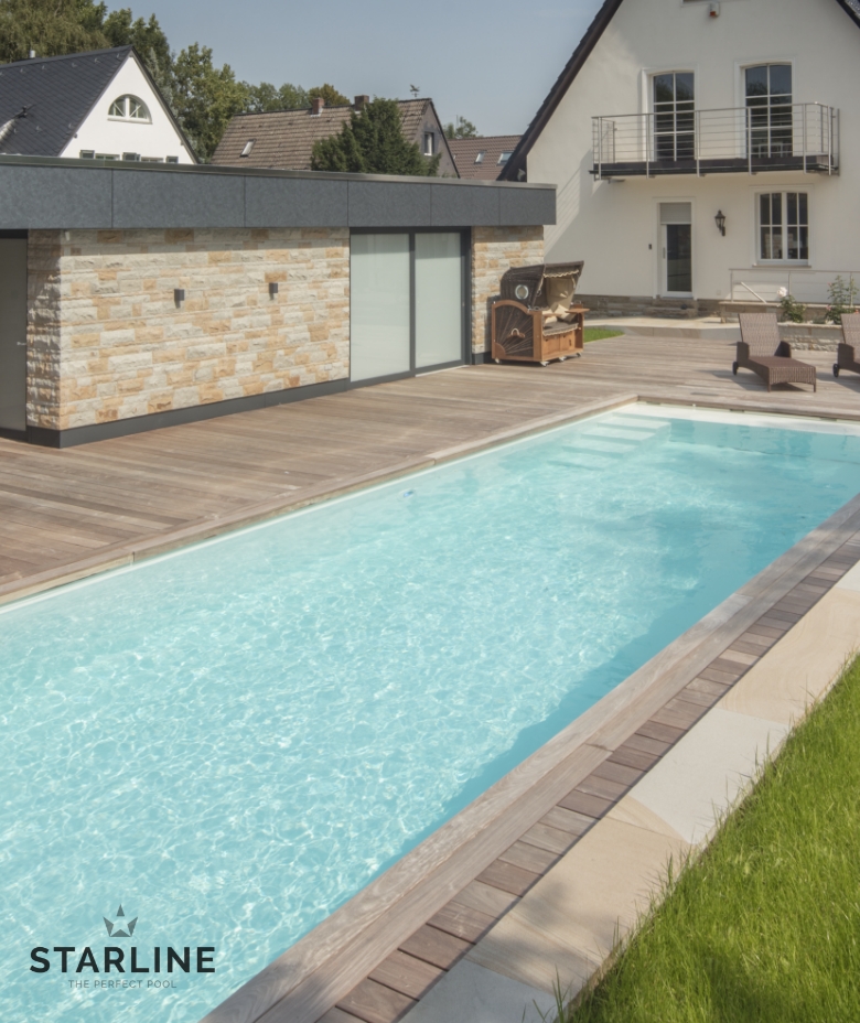 Fertigpool im Vordergrund mit Rasen und Haus im Hintergrund